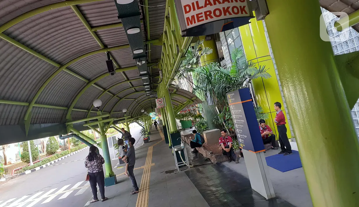Suasana area pintu masuk ruang tunggu keberangkatan Stasiun Gambir, Jakarta, Jumat (27/3/2020). PT Kereta Api Indonesia (Persero) membatalkan sejumlah jadwal perjalanan menyusul meluasnya penyebaran virus corona, pembatalan itu dilakukan mulai 26 Maret 2020. (Liputan6.com/Helmi Fithriansyah)