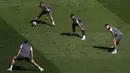 Para pemain Manchester City melakukan pemanasan saat latihan di stadion Dragao di Porto, Portugal, Jumat (28/5/2021). Bagi City, kemenangan skuad Pep Guardiola dalam duel City vs Chelsea akan membuat mereka mencetak sejarah menjuarai Liga Champions untuk pertama kalinya. (Susana Vera/Pool via AP)