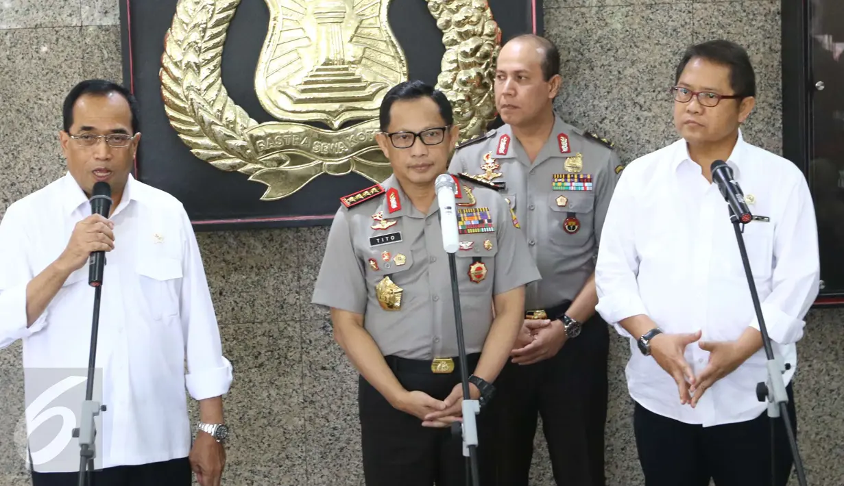 Menhub Budi Karya Sumadi, Kapolri Jenderal Tito Karnavian dan Menkominfo Rudiantara memberikan keterangan pers seusai menyosialisasikan pemberlakuan revisi Permenhub No. 32 Tahun 2016, di Mabes Polri, Jakarta, Selasa (21/3). (Liputan6.com/Helmi Afandi)