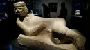 Dua patung bernama Atlas dari abad  900-1250 M dipamerkan di museum Martin Gropius Bau Berlin, Berlin, Jerman, (11/4/2016). Koleksi kali ini bertema "Maya - The Language of Beauty". (John MacDougall / AFP)