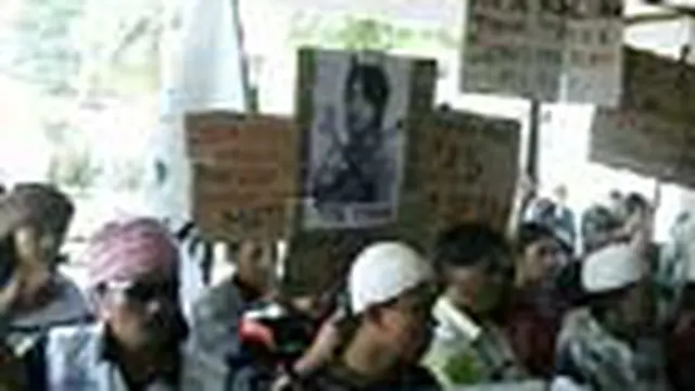 Massa Tuntut Anggota Dewan Tindak Video Mesum