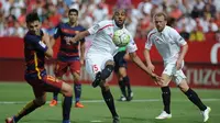 Pemain Sevilla's Steven N'Zonzi (tengah) menendang bola  saat laga Liga Spanyol antara Sevilla FC vs Barcelona di Stadion Ramon Sanchez Pizjuan stadium, Sevilla, Sabtu (3/10/2015). Sevilla menang 2-1  AFP Photo / Cristina Quicler