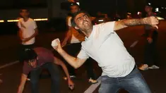 Warga Turki melakukan aksi protes ke Kedubes Israel di Ankara, Turki, Jumat (18/7/2014) (AFP PHOTO/ADEM ALTAN)