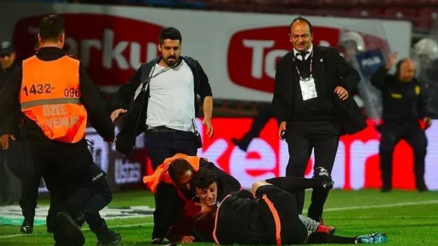 Seorang fan Trabzonspor menyerang wasit usai tim kesayangannya kalah telak 0-4 dari Fenerbahce di Liga Turki. Akibat aksi fan tersebut, Trabzonspor dihadapi dengan hukuman dari FA Turki karena gagal mengontrol fansnya.