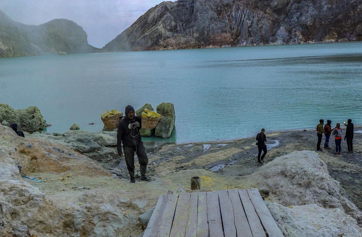 FOTO: Kawah Ijen Destinasi Favorit Wisata Alam Akhir Tahun