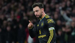 Pemain Manchester United, Bruno Fernandes, melakukan selebrasi setelah mencetak gol ke gawang Wolverhampton Wanderers pada laga Liga Inggris di Stadion Molineux, Selasa (9/12/2025). (AP Photo/Dave Shopland)