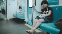 Potret Arsy Hermansyah Belajar Naik MRT (sumber: instagram/@queenarsy)