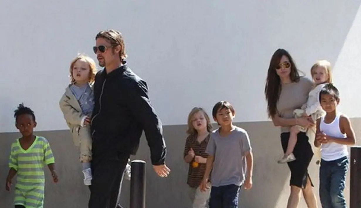 Menghempas rasa sedih atas rindunya, Brad Pitt selalu berusaha untuk memperjuangkan pertemuannya  dengan anak-anak. (Instagram/Angelinajolie)