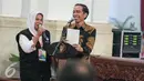 Presiden Joko Widodo berbincang kepada salah satu kepala sekolah dalam acara Silatuhrami dengan kepala sekolah penerima Anugerah Integritas Ujian Nasional di Istana Negara, Jakarta, Senin (21/12). (Liputan6.com/Faizal Fanani)