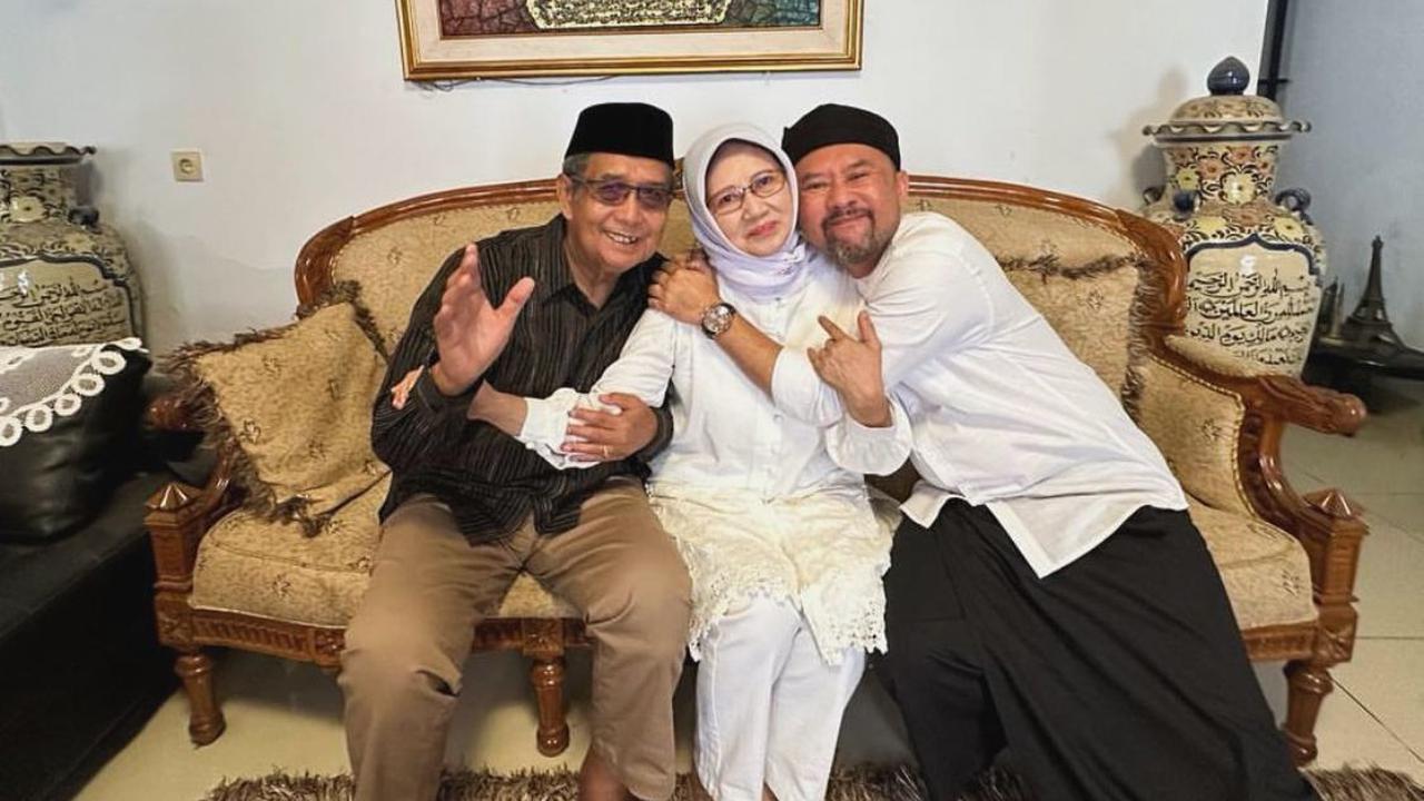 Ronal Surapradja Ajak Orangtua ke TPS, Momen Haru di Tengah Pilkada Jawa Barat 2024