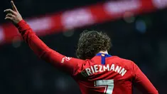 Striker Atletico Madrid, Antoine Griezmann berselebrasi usai mencetak gol ke gawang Valencia selama pertandingan Liga Spanyol di stadion Wanda Metropolitano di Madrid (24/4/2019). Penyerang internasional Prancis itu mengumumkan akan meninggalkan Atletico di akhir musim ini. (AFP Photo/Gabriel Bouys)