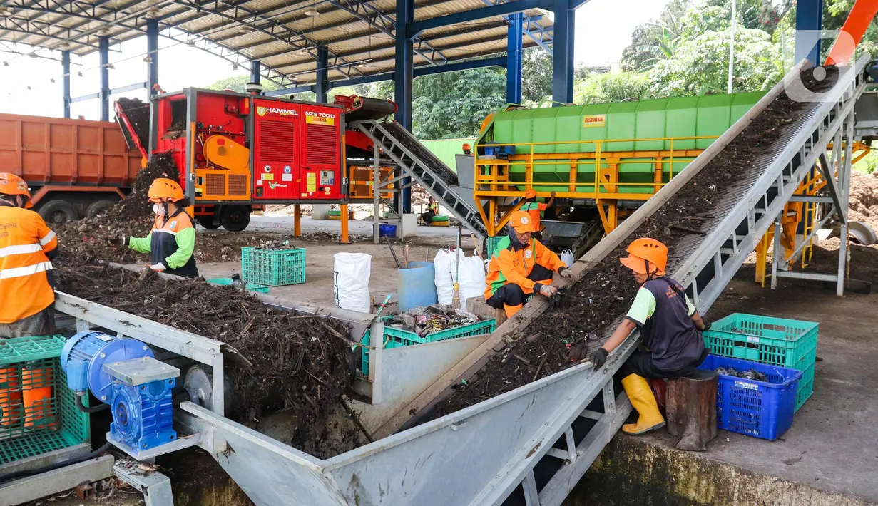 Pekerja melakukan pemilahan sampah dari mesin pencacah yang akan dijadikan pupuk kompos di tempat penyaringan sampah di TB Simatupang, Jakarta, Selasa (9/1/2024). (Liputan6.com/Herman Zakharia)