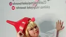 Beragam pose Kekeyi sebagai Keyon dipamerkan sang YouTuber di akun Instagram terverifikasinya pada pertengahan Juli 2022. Ia tampil dengan rambut palsu blonde. Selebgram dengan 700 ribuan pengikut ini memadukan rambut barunya dengan “kemben” putih tanpa motif berlengan mengembang dan dalaman cokelat muda polos plus legging berwarna senada. (Foto: Dok. Instagram @rahmawatikekeyiputricantikka23)