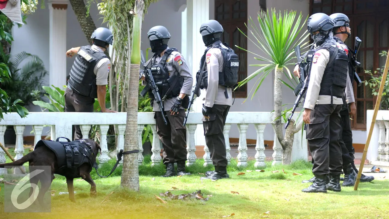 Brimob kerahkan anjing pelacak sisir lokasi bom Tangsel