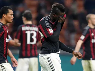 Para pemain AC Milan, terlihat kecewa usai bermain imbang 1-1 melawan Lazio pada lanjutan liga Italia serie A di Stadion San Siro, Millan, Senin (21/3/2016) dini hari WIB. (EPA/Matteo Bazzi)
