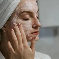 Eksfoliasi dengan masker. (Copyright Pexels/Ron Lach)