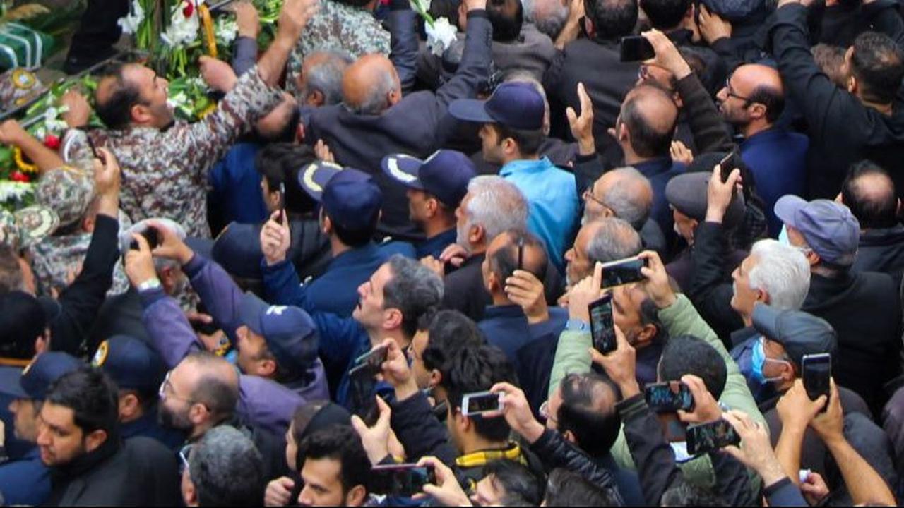 Presiden Iran Ebrahim Raisi bersama tujuh pendampingnya, termasuk Menteri Luar Negeri Hossein Amir-Abdollahian, meninggal dunia dalam insiden helikopter jatuh di kawasan pegunungan&nbsp;Varzaghan, Iran.&nbsp;Foto: Ata Dadashi/MOJ News Agency/AFP