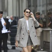 Paduan stylish dengan short suit (Foto: Harpersbazaar.com)