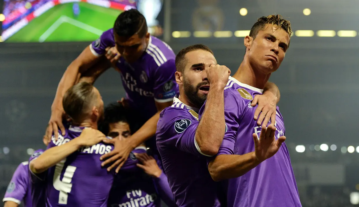 Striker Real Madrid, Cristiano Ronaldo, melakukan selebrasi usai mencetak gol ke gawang Juventus pada laga final Liga Champions di Stadion Millennium, Cardiff, Wales, Sabtu, (3/6/2017). Real Madrid menang 4-1. (EPA/Peter Powell)
