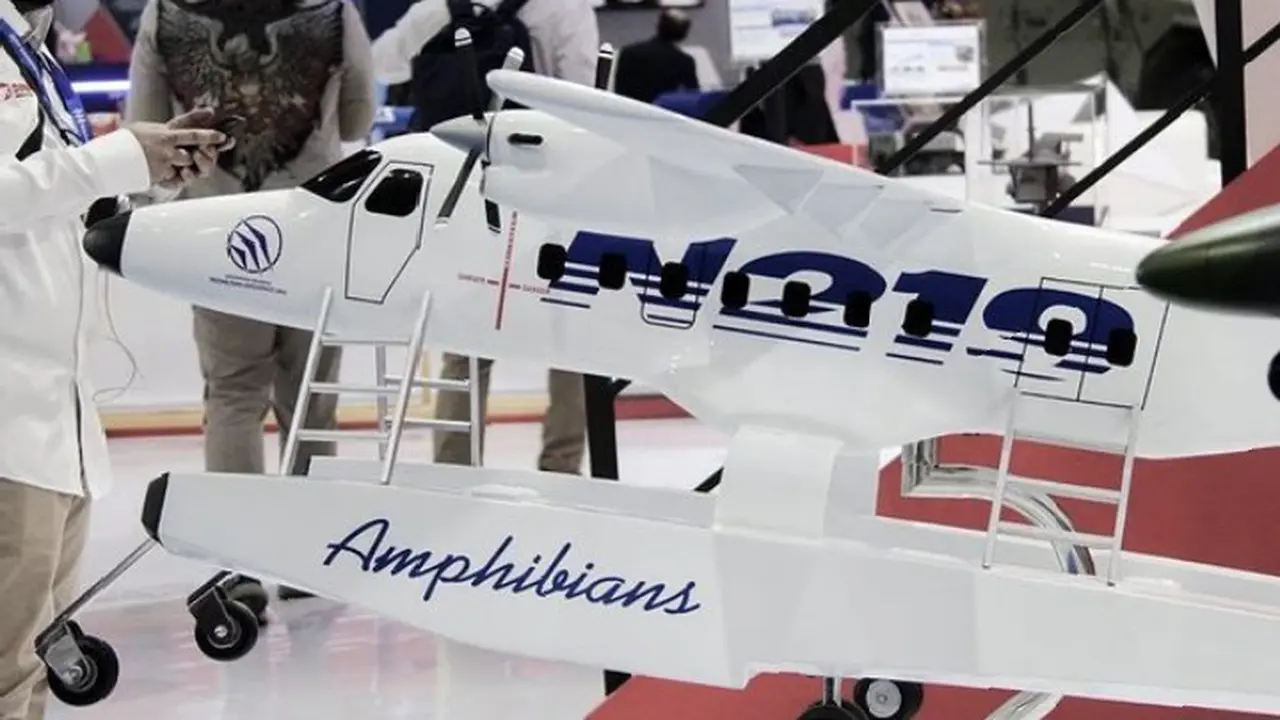 PT Dirgantara Indonesia (PTDI) memperkenalkan model pesawat N219 amphibi