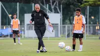 Pelatih Timnas Indonesia U-16, Nova Arianto memberikan instruksi kepada pemainnya saat latihan perdana Timnas Indonesia U-16 yang berlangsung di Lapangan B, Kompleks Stadion Utama Gelora Bung Karno (SUGBK), Senayan, Jakarta, Senin (19/02/2024). (Bola.com/Bagaskara Lazuardi)