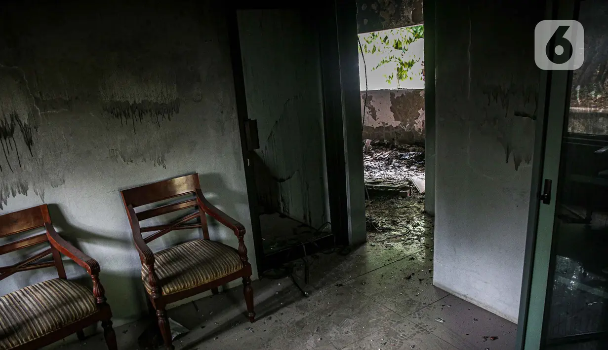 Kondisi Pos Polisi Subsektor Pejompongan pasca dibakar pihak tak dikenal usai aksi berujung ricuh di depan Gedung DPR/MPR RI, Jakarta, Selasa (12/4/2022). Pospol tersebut dibakar tepat setelah ada bentrokan yang melibatkan pihak kepolisian di sekitar lokasi kejadian. (Liputan6.com/Faizal Fanani)