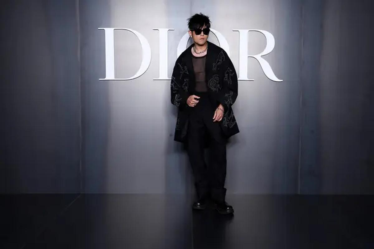 Jay Chou, penyanyi dan produser musik asal Taiwan ini hadir dengan tampilan nyentrik yang memadukan sheer top, long outerwear, dan long pants serba hitam. Gaya eksperimentalnya sukses mencuri perhatian dan menunjukkan keberaniannya dalam berekspresi melalui fashion. [Dok/DIOR].