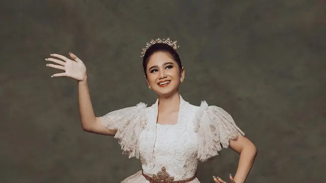 Inspirasi kebaya brokat lengan pendek (credit: instagram/tissabiani)