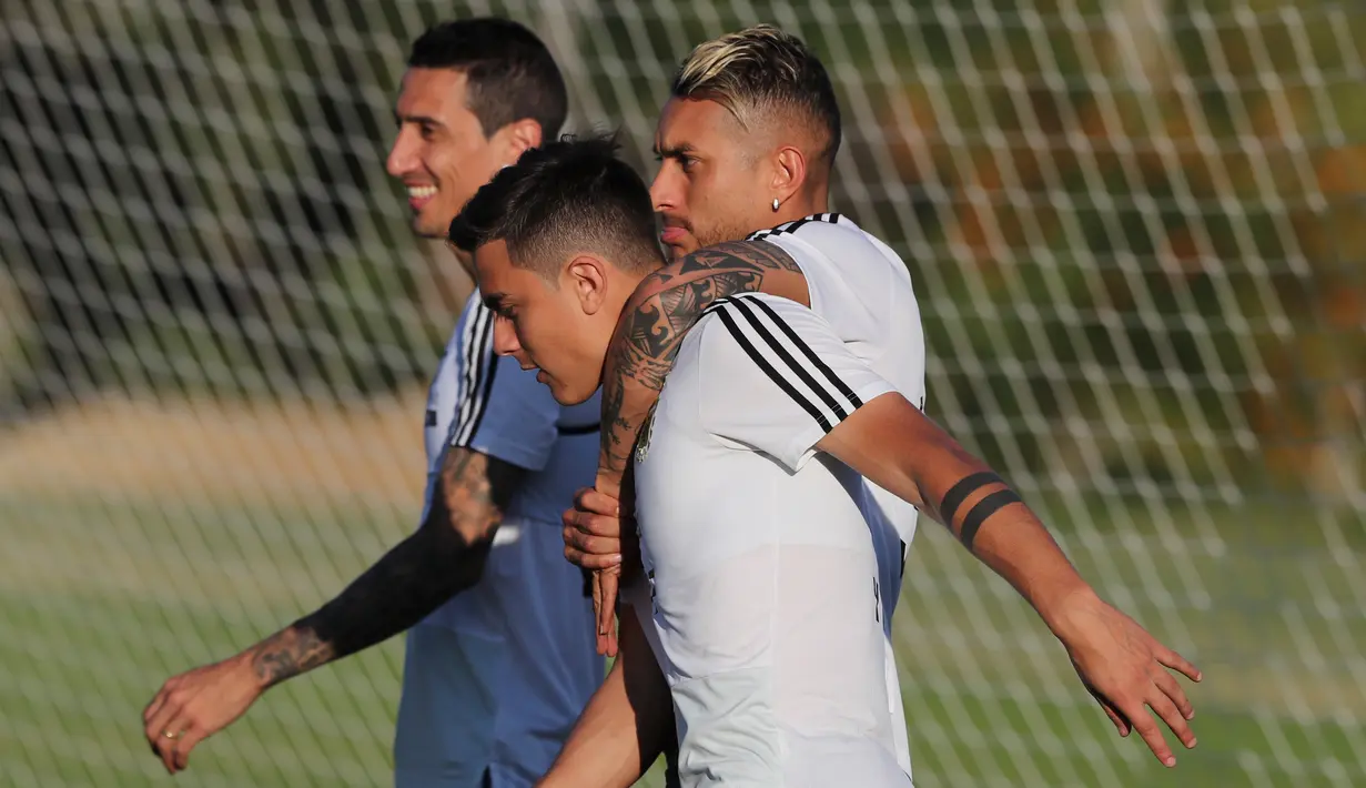Pemain Argentina, Rodrigo De Paul, Paulo Dybala dan Angel Di Maria mengikuti sesi latihan tim di pusat pelatihan Cruzeiro di Belo Horizonte, Brasil (1/7/2019). Argentina dan Brasil akan bertanding pada semifinal Copa America 2019. (AP Photo/Ricardo Mazalan)