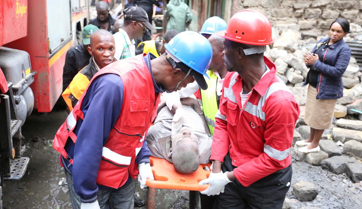 Petugas penyelamat mengevakuasi korban akibat bangunan yang ambruk di Nairobi, Kenya (30/4).Diperkirakan ada belasan orang yang tewas dan beberapa orang lainnya masih terperangkap dalam reruntuhan. ( REUTERS/Harman Kariuki)