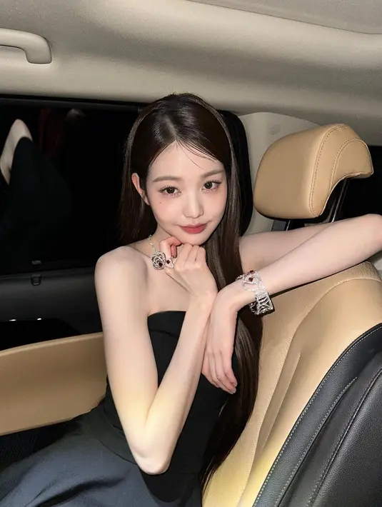 <p>Untuk tampilan anggun, straight belah samping yang sleek ini sangat cocok diterapkan. Model rambut yang satu ini akan memberi kesan dewasa yang elegan.[Instagram/for_everyoung10]</p>