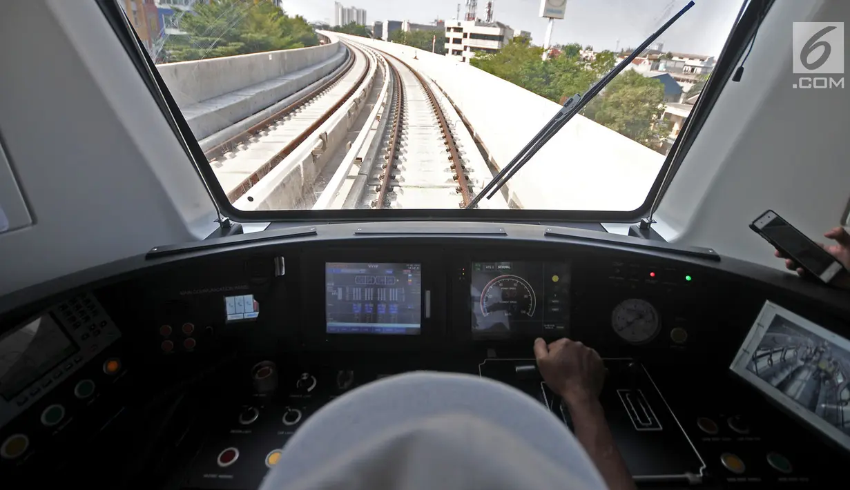 Masinis berada di dalam kokpit saat uji coba LRT rute Kelapa Gading-Velodrome, Jakarta, Senin (20/8). PT LRT Jakarta mulai melakukan internal pengoperasian LRT Kelapa Gading hingga 14 September mendatang. (Merdeka.com/Iqbal S. Nugroho)