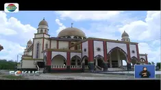 Masjid Kubah Emas terbuat dari logam kuning yang dicat emas dan dindingnya terdapat lempengan logam bertuliskan potongan ayat Alquran.