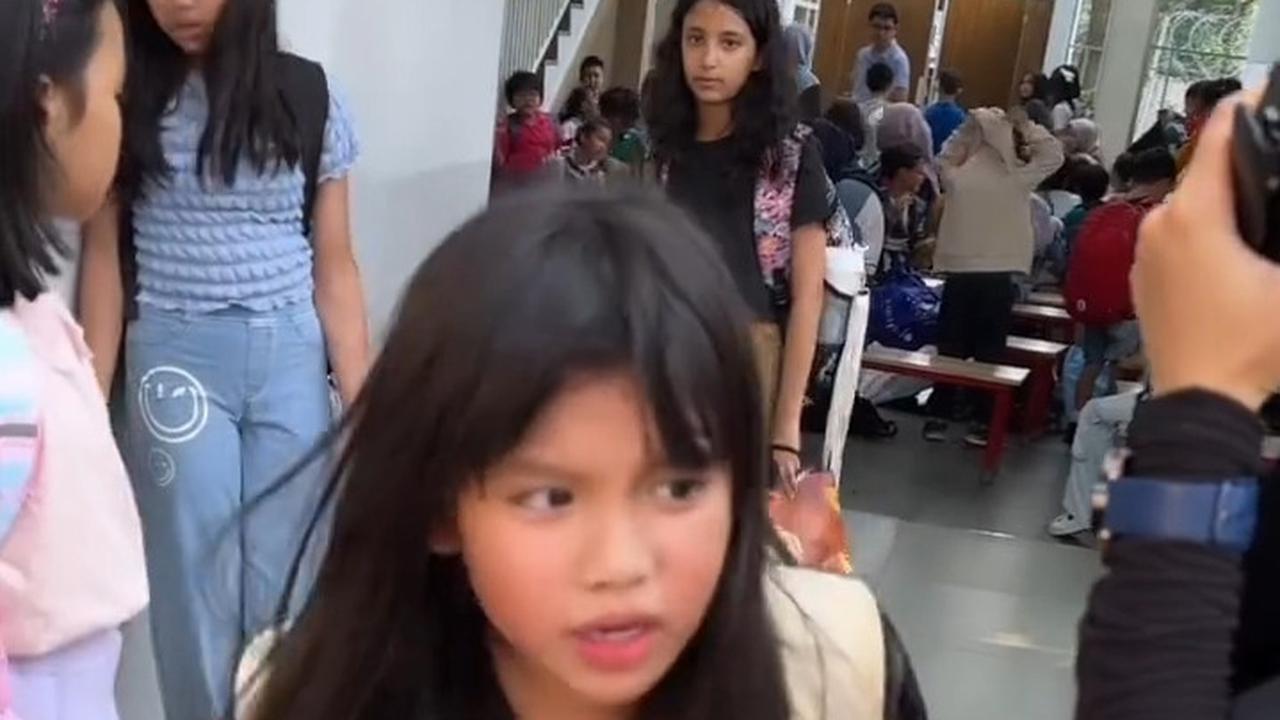 Ketika tiba di sekolah, Yaya terlihat membawa banyak barang bawaan yang berat, sehingga meminta bantuan sang ayah untuk membawanya.<br>