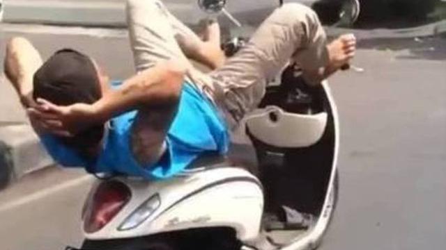 Terlalu Santai, 7 Cara Orang Naik Kendaraan Ini Bikin Elus Dada