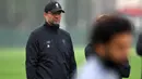 Pelatih Liverpool, Jurgen Klopp, mengamati anak asuhnya saat sesi latihan jelang laga Liga Champions di Melwood, Liverpool, Senin (25/9/2017). Liverpool akan berhadapan dengan Spartak Moskow. (AFP/ Paul Ellis)