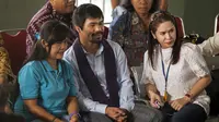 Petinju Filipina, Manny Pacquiao (tengah), saat mengunjungi terpidana mati Mary Jane (kiri) di ruang kunjung Lapas Wirogunan, Yogyakarta, Jumat, (10/7/2015). Ini kali pertama Manny Pacquiao mengunjungi terpidana mati Mary Jane. (REUTERS/Ignatius eswe)