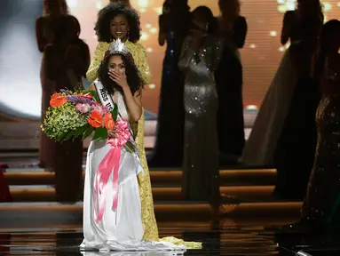 Miss District of Columbia, Kara McCullough bereaksi saat disematkan mahkota kontes kecantikan Miss USA 2017 di Las Vegas, Minggu (14/5). Kara McCullough adalah ilmuwan muda yang bekerja untuk U.S. Nuclear Regulatory Commission. (AP Photo/John Locher)