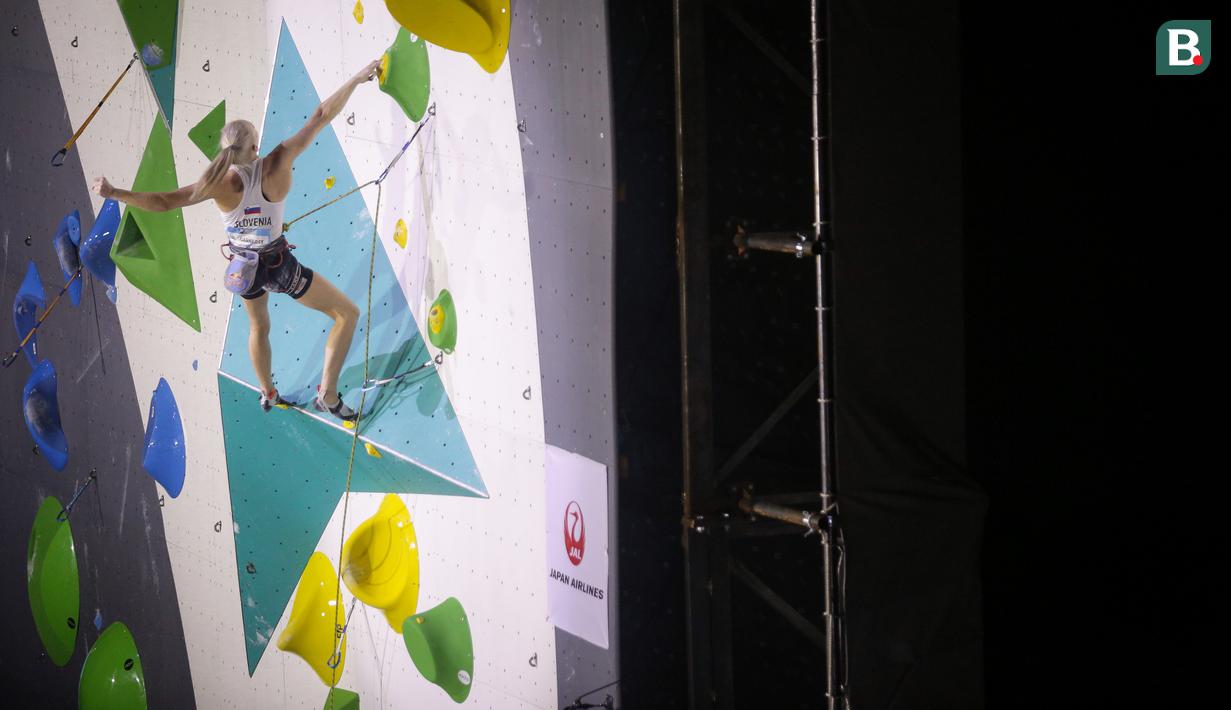 Perlahan dan pasti, Ganbert mampu menaklukkan rintangan dengan kekuatan lengan dan kakinya. (Bola.com/Bagaskara Lazuardi)