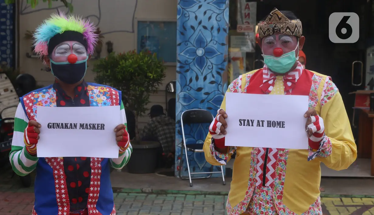 Komunitas badut tangerang raya (Batara) bersama kelurahan Larangan Selatan melakukan sosialisai pembatasan sosial bersekala besar (PSBB) di Tangerang, Kamis (16/4/2020). Mulai tanggal 18 april mendatang Tangerang Raya akan melakukan PSBB hingga 3 mei. (Liputan6.com/Angga Yuniar)