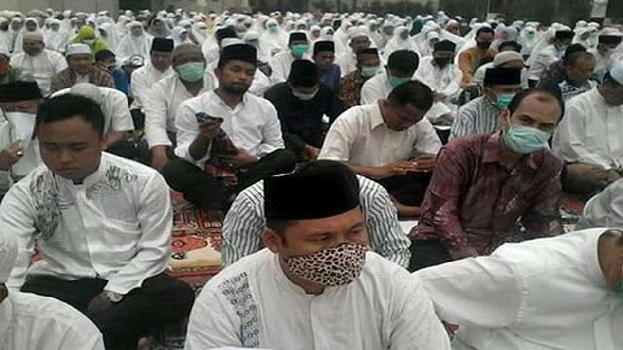 Asap di Riau semakin parah, masyarakat salat sampai pakai masker