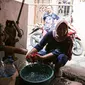 Warga mencuci baju dengan air tanah yang dipompa manual di kawasan Jakarta, Rabu (6/10/2021). Warga Jakarta akan dilarang menggunakan air tanah yang menyebabkan penurunan muka tanah semakin tinggi menyusul upaya dalam mencegah penggunaan air tanah secara terus-menerus. (Liputan6.com/Faizal Fanani)