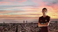Pemain Barcelona, Sergi Roberto, mengenakan jersey tandang anyar. (Barcelona). 