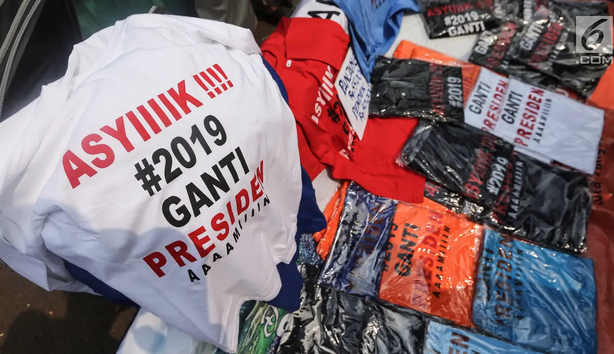 Kaos #2019GantiPresiden dijual di halaman Masjid Istiqlal, Jakarta, Jumat (10/8). Selain menjual kaos para pedagang juga menjual topi.  (Liputan6.com/Fery Pradolo)