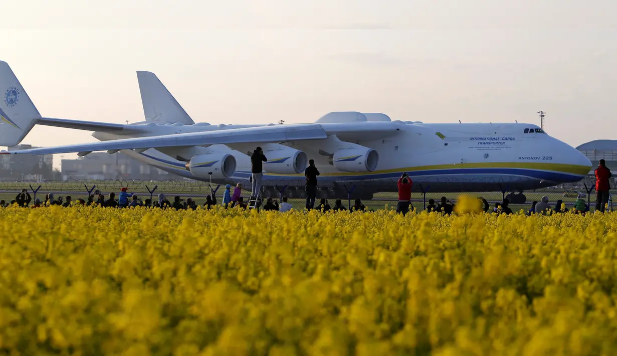 Warga mengabadikan pesawat jenis kargo Antonov An-225 Mriya yang akan melakukan penerbangan komersial pertamanya dari Vaclav Havel Airport, Praha ke Perth, di Republik Ceko, Kamis (12/5). (REUTERS/David W Cerny)