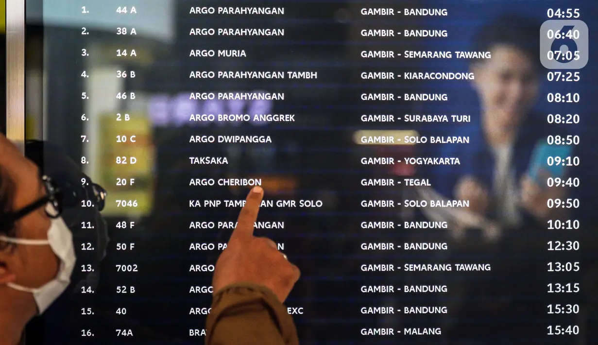 Calon penumpang memeriksa jadwal keberangkatan kereta di Stasiun Gambir, Jakarta, Minggu (26/2/2023). PT Kereta Api Indonesia (KAI) mulai menjual tiket kereta api jarak jauh untuk keberangkatan H-10 pada periode Idul Fitri 2023. (Liputan6.com/Faizal Fanani)