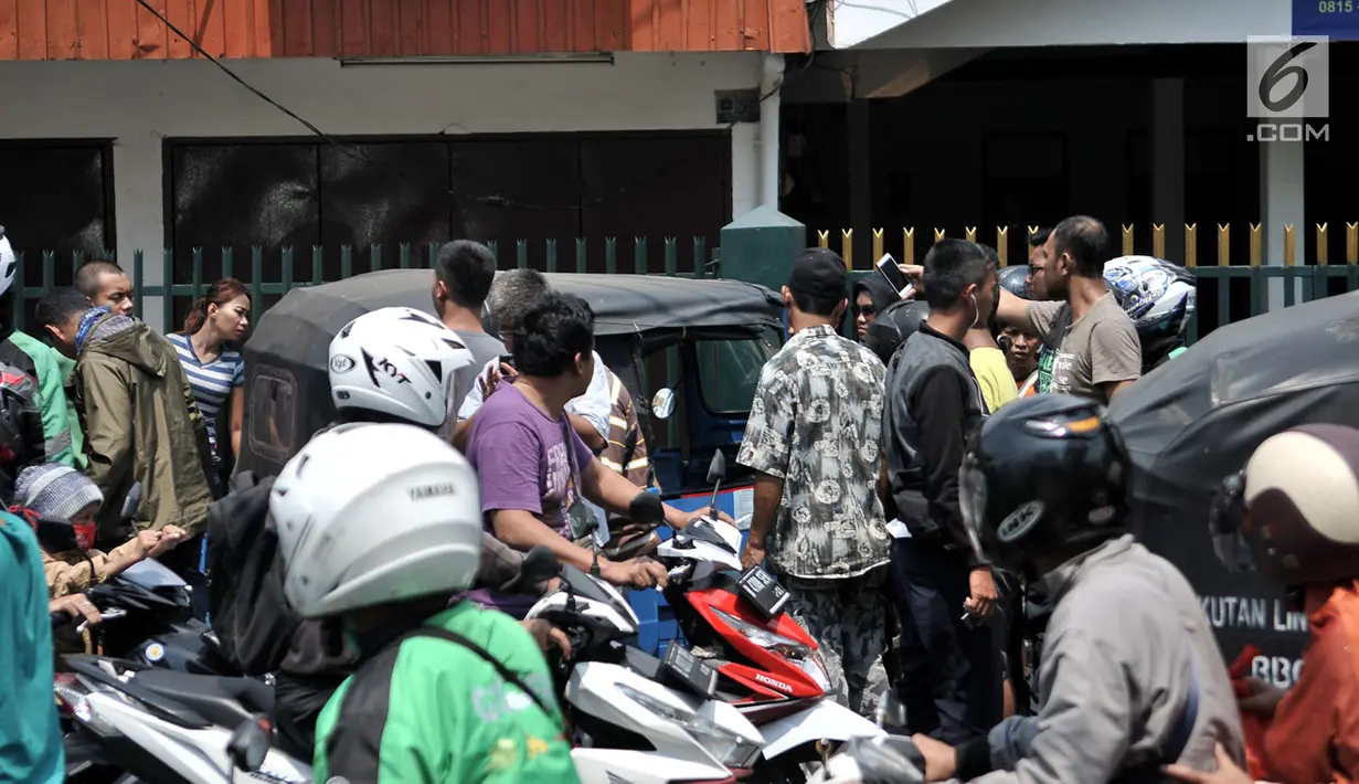 Warga berkerumun di lokasi penemuan jasad sopir bajaj di kawasan Utan Kayu, Jakarta, Rabu (2/5). Dugaan sementara, sopir bajaj tersebut tewas akibat sakit. (Merdeka.com/Iqbal Nugroho)