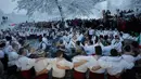 Sejumlah pria Bulgaria menari bersama di perairan sungai Tundzha selama perayaan Hari Epiphany di kota Kalofer, Bulgaria (6/1). Ritual ini merupakan pembersihan diri dari dosa-dosa selama setahun. (AP Photo/Valentina Petrova)