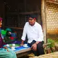 Bupati Sumenep Achmad Fauzi menyerahkan bantuan renovasi rumah kepada keluarga Ibu Yani. (Dian Kurniawan/Liputan6.com)