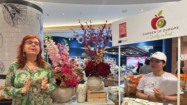 Duta Besar Yunani untuk Indonesia, Stella Bezirtzoglou dalam acara promosi apel Polandia yang diusung lewat program "Garden of Europe" di salah satu supermarket di Jakarta, Kamis (6/2/2025). (Liputan6.com/Benedikta Miranti)